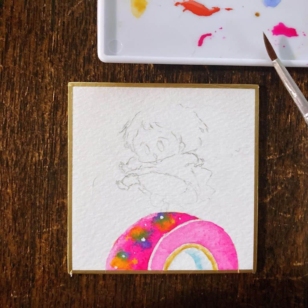 まつざきしおりさんのインスタグラム写真 - (まつざきしおりInstagram)「『マスキングテープであそぶこびと』  ちいさな豆色紙にこびとさんを描いたらかわいいのでは！？と思い、水彩絵の具で描いてみました☺️  このマスキングテープの色の組み合わせがとてもお気に入りで、実はリピート3個目です☺️  ＝＝＝＝＝＝＝＝＝＝ 明日30日(木)、直島キッズポートさん( @naoshima_kidsport )にて、ゆびさんぽの絵本で遊ぶ会&ゆびさんぽみちづくりワークショップを開催予定です✨  ゆびさんぽイベント&ワークショップもいよいよラスト！ 実はまだ全然予約に空きがあるみたいなので(素直に言ったー！笑)、明日暇だな〜という方、ぜひ気軽に遊びにきてください〜！無料イベントです〜！  詳細はキッズポートさんアカウント( @naoshima_kidsport )をご覧ください〜！  #こびと #マスキングテープ #mt #水彩画 #豆色紙 #アナログイラスト #水彩絵の具 #イラスト #イラストレーション #illustration #watercolor #watercolorpainting」3月29日 21時26分 - matsuzakishiori