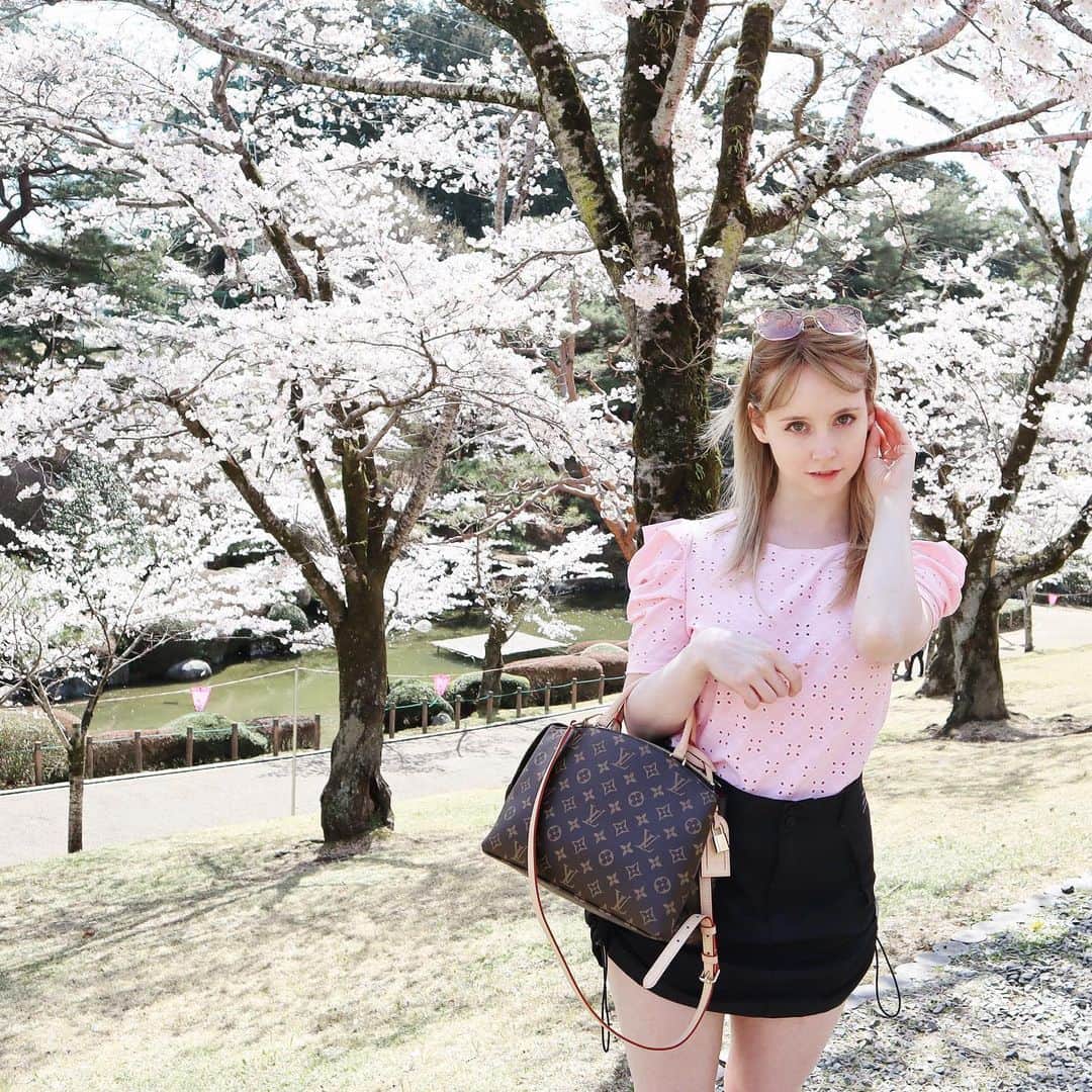 ジェマ・ルイーズのインスタグラム：「桜を見に行きました ！🌸　#桜 #桜スポット #さくら #モデル #春 #sakura #cherryblossom」
