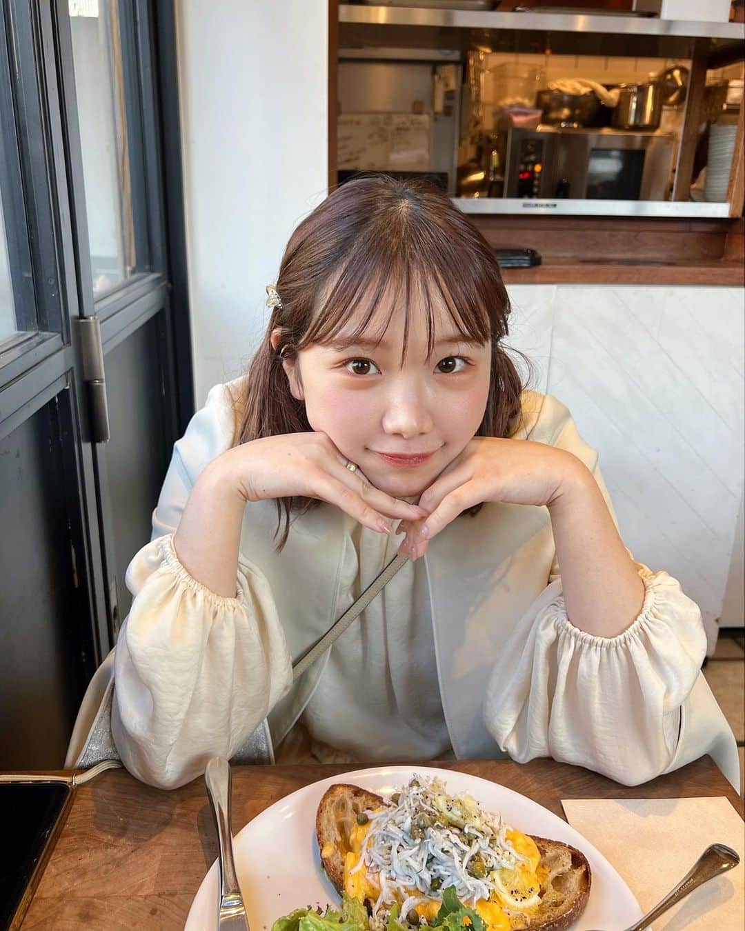 きりまるのインスタグラム：「. ちょと前にカフェった時の 🥪♡  まだお花見行けてないけん 散る前にはやく行きたいな〜〜🍡♡  みんなは 春らしいことしたかい？^_^🌸 . .」