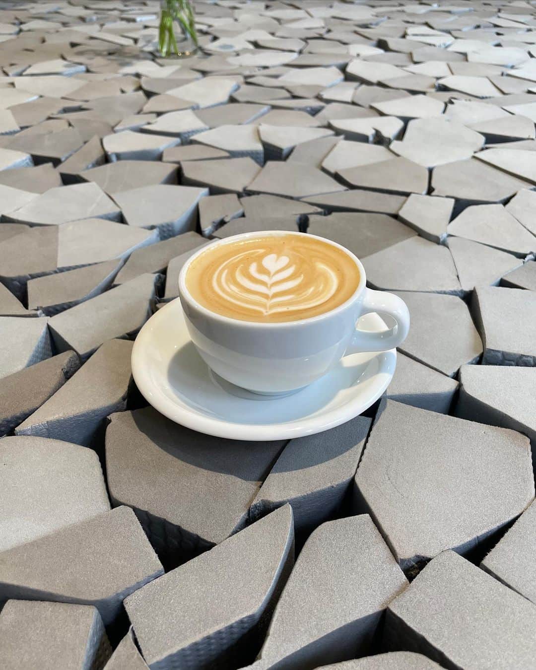 のインスタグラム：「近所におしゃれで美味しいコーヒー屋さんを発見☕︎  近すぎて気づけなかった👀  店主の方は#オニバスコーヒー さん出身のようで親切に色々教えて下さいました🙏🏻  2杯目はお子さんがマシンのボタンを👈🏻👶🏻 ありがとう😂  雨の日でしたが 朝から元気になりました🔋  またお邪魔します🙏🏻  #中目黒カフェ #祐天寺カフェ #学芸大学カフェ #東横線カフェ #池尻大橋カフェ #三軒茶屋カフェ」