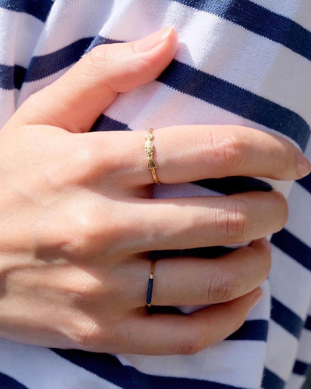 muskaさんのインスタグラム写真 - (muskaInstagram)「Two fishes swim around your finger.  #muskajewelry #ringoftheday #ringsofinstagram #goldanddiamonds #18kgoldjewelry #delicatejewelry #delicatejewellery #design #showmeyourrings #ゴールドリング #デザイン #ダイヤモンドリング #婚約指輪 #結婚指輪 #魚座」3月29日 21時20分 - muska_jewelry