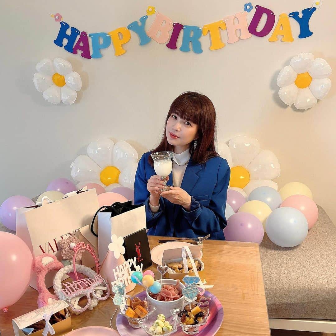 石川智晶のインスタグラム：「事務所でサプライズされました🎉スタッフの子達ありがとう！感謝感謝🥲  #happybirthday #hbd #instagood #instalike #instadaily #石川智晶」