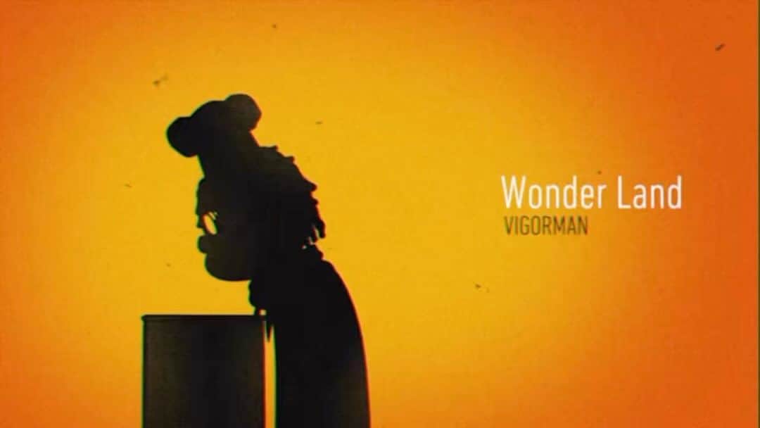 山岸竜之介のインスタグラム：「最後の曲は『Wonder Land』 Prod by @ryunosukeguitar この曲はキツめの食後酒でもあり、食後の一服でもあり、今作の裏リード曲🔥 冒頭の「女子は解らんでいいよ」っていうリリックは決して女性を下に見てる訳じゃなくて、この曲で歌ってる歌詞は野郎共の心に響かせたかった！ 俺の中では「ろくでなしの唄２」みたいなイメージ🙏🏼 プロデューサーはこの曲を作り出した時からお願いしようと決めてたライブのバンドメンバーでもある竜ちゃん！ 想像を遥かに超える壮大なビートをありがとう🤝🏼 ちなみにこの曲は既にMVの撮影も終わってるから公開をお楽しみに㊙️ 今日で一日一曲づつ続けてたメニュー解説は終わり！ 付き合ってくれてありがとう！！ 皆が食べてくれてこそのFULL COURSE👨🏻‍🍳❤️」