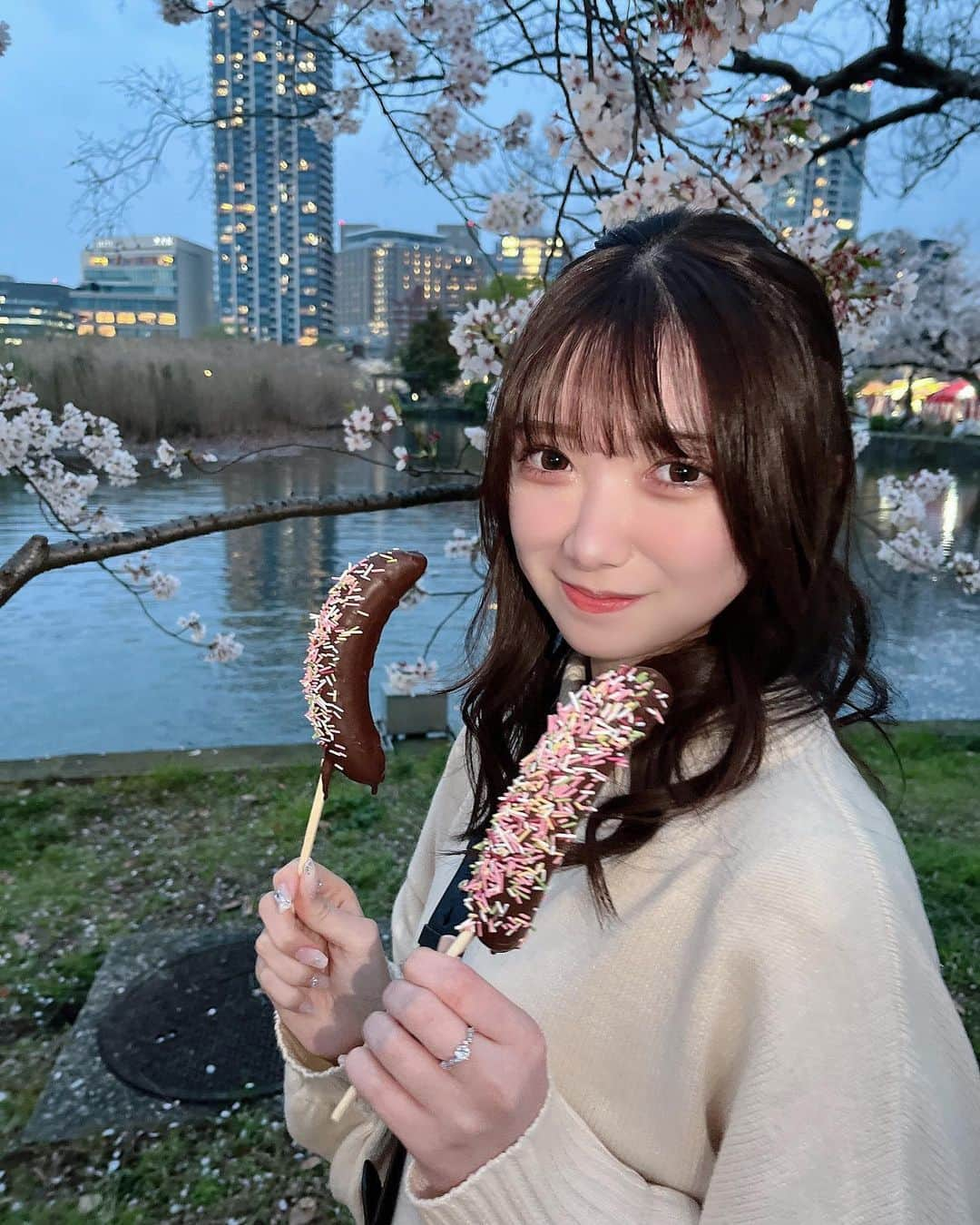 薮田こももさんのインスタグラム写真 - (薮田こももInstagram)「屋台で食べるちょこばななっておいしいよね➰🍫🍌   #桜 #桜スポット #桜ライトアップ #お花見 #お花見スポット #お花見デート #上野公園 #上野公園の桜 #上野 #上野桜木 #うえの桜まつり #花見 #花見スポット #チョコバナナ #04 #ハーフアップ #ハーフアップアレンジ」3月29日 21時22分 - yuri_selfish