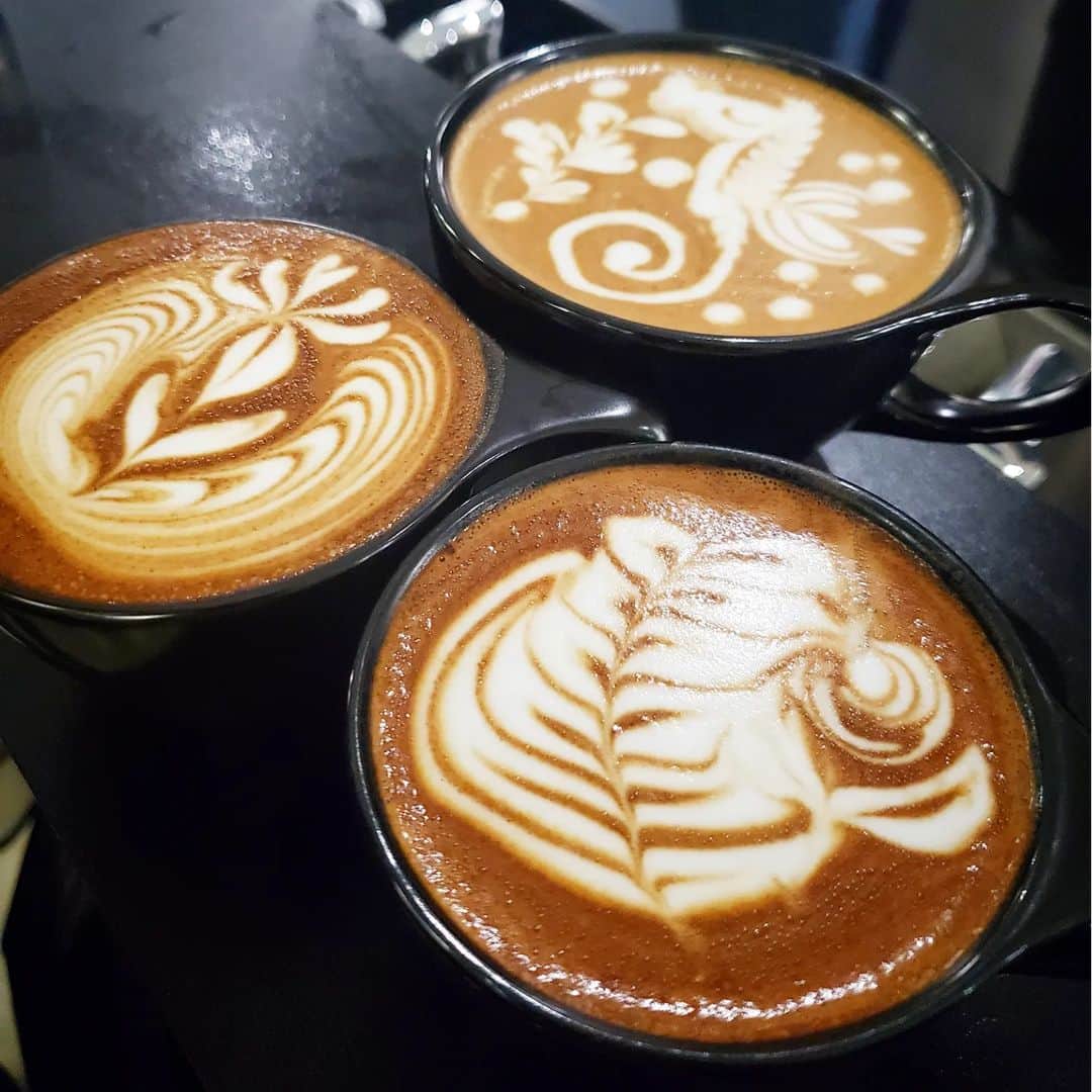 井上琴絵さんのインスタグラム写真 - (井上琴絵Instagram)「☕ . 人気のカフェでラテアート教室✨  初めてやったから緊張したけど、、 難しかったけど、、めっちゃ楽しかった😍 . . やっぱりプロはすごいなっっ💖 もっといろいろできるようになりたいな❤  . @latteartmania_tokyo #latteartmaniatokyo #ラテアート教室#ラテアート#最後の一杯#☕ #latte#latteart#latteartgram#level1heart #coffee#coffeegram#coffeelove#coffeetime #cafe#cafestagram#gaienmaecafe#cafephotography」3月29日 21時23分 - kotoe.i15