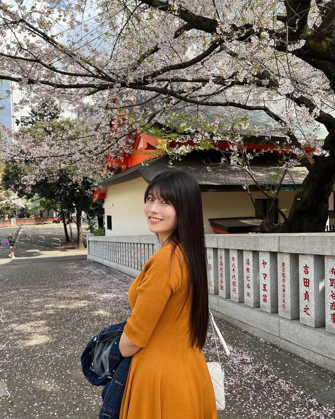 ちとせよしののインスタグラム：「花園神社⛩🌸 @pinue_official のワンピースやっとおろせた〜！色もそうだけど形が可愛すぎる…(⸝⸝⸝◜𖥦◝⸝⸝⸝)🧡  髪もはるはるさんとこでメンテナンスしたてだから超サラサラ！毛先も揃えて頂きました👏🏻✨ @hrhk__hrhk   #pinue #花園神社 #お花見 #桜 #ロングワンピース #ロングヘア #春コーデ」