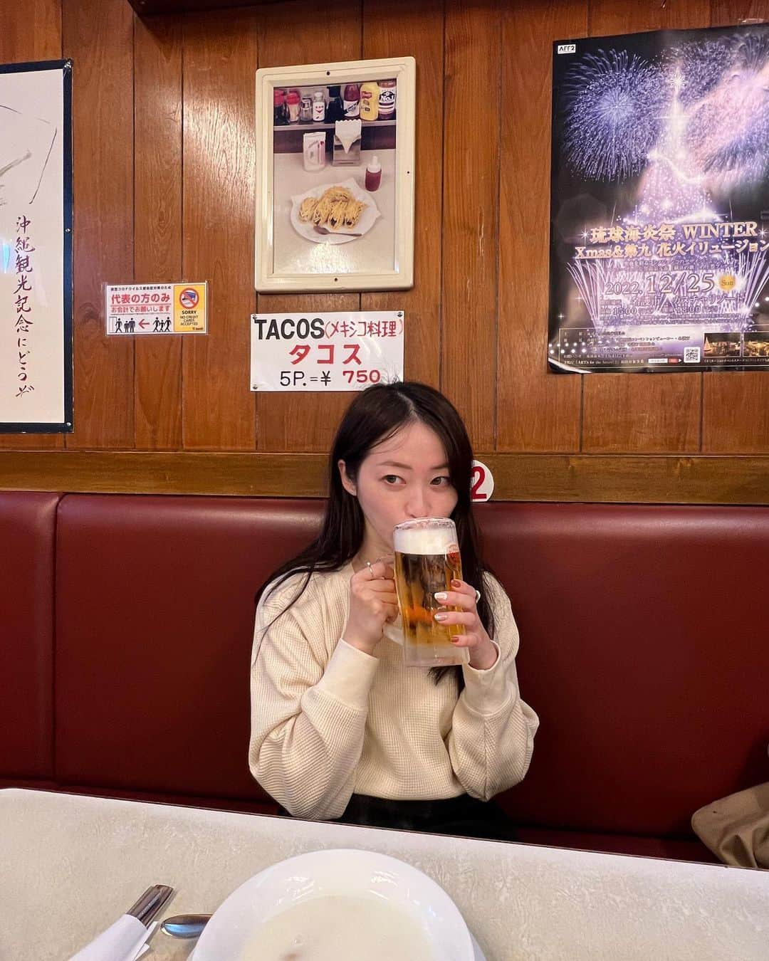 本谷亜紀のインスタグラム：「扁桃腺腫れて発熱🤒投稿が遅れた💦沖縄のグルメメモ第二弾を記しておきます！ ぜひ保存して、皆様の旅行に役立ててね！ まだまだ紹介しきれてないお店があるから、第三弾も続きそうw  ＊ジャッキーステーキハウス ここは大定番だよね🍗私ももう何回も来ているけど、柔らかくてジューシーでアメリカーンなステーキを存分に満喫できる😌タコスも食べたよ〜！  ＊日本料理 行雲 沖縄の文化や自然と、日本の四季をテーマにした和食。すごく、、すごく美味しかった！！大学時代に、ラーメン&飲み歩き&ももクロ仲間だったかかずん @osushi.lover.okinawa と再会！立派になられて😆かかずんは超グルメで沖縄ラーメンも詳しいからフォローしておくのおすすめです！  ＊デリのTesio コザにあるエントランスからバリバリかっこいいお店！美味しいソーセージやナチュールが揃っていて、ここで色々とテイクアウトしてホテルで食べたよ〜！通販も大人気みたい！！次はホットドッグ食べたいな🥳  ＊クラフトビール　HOPPED UP ここもかっこよかった。。ビールの種類も凄いし、なんか店内にDJブースあるし。音いいし。コザ初めて行ったけど、そこらじゅうでヒップホップ流れててなんともいけてる街でした！！  #Tesio　#HOPPEDUP #ジャッキーステーキハウス　#日本料理行雲  #沖縄グルメ　＃沖縄旅行」