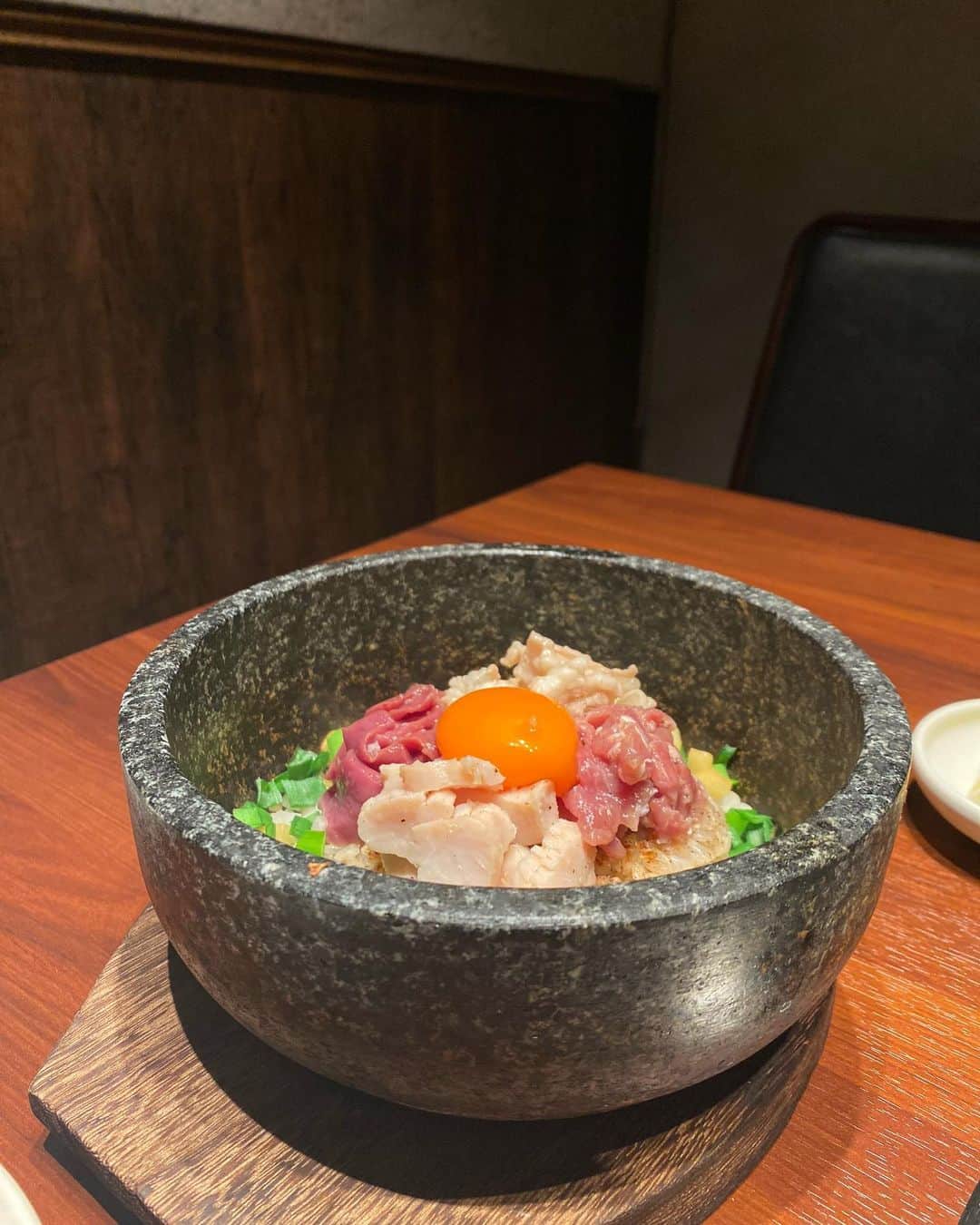 植木南央さんのインスタグラム写真 - (植木南央Instagram)「先日オープンしたばかりの #焼肉ホルモンうしごろ 銀座店に🐮 ⠀ ホルモン盛り合わせは圧巻だし、とろけるロースは飲めるし、何から何まで本当おいしかった🤍  友達から最近うしごろの人って呼ばれてる🐰笑  雨の日&仕事終わりだったから髪パヤパヤなのは気にせず🫠💧 ⠀ ⠀ #ushigoros #ushigoro #うしごろ #うしごろ銀座 #うしごろバンビーナ #うしごろs #焼肉ディナー」3月29日 21時34分 - _uekinao