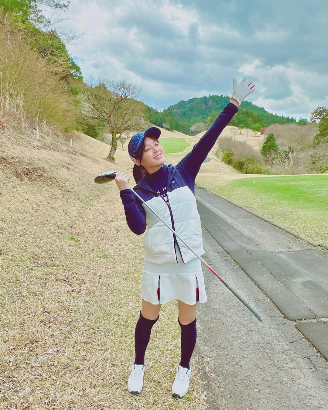 蒼木るいさんのインスタグラム写真 - (蒼木るいInstagram)「今日は朝からゴルフに行ってきました⛳️ コース2回目！！！！！  まだまだヘッタクソだけど楽しかった〜😋⛳️  ただ花粉がやばすぎて箱ティッシュ抱えながらまわってた本当にキツかった(笑)🤣  また行きたいなあ🥺❤️  #ゴルフ女子 #ゴルフ初心者 #コースデビュー #⛳️ #golf女子 #ゴルフウェア #ゴルフコーディネート #ゴルフコーデ #御殿場 #ゴルフウェアレディース」3月29日 21時34分 - rui__aoki__