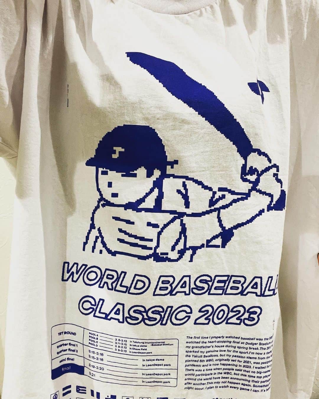 WIRED CAFEのインスタグラム：「1週間前ですが、 WBC 観ましたか？ 私は野球好きイラストレーターの友人が作った オリジナルのTシャツを貰ったので、 これを着てテレビにかじりついてました。笑  初めて神宮球場で野球観戦をしたとき、 選手たちの素晴らしいプレイと、 会場が一つになる応援歌。 なぜかいつも球場にいるファンのおっちゃん。 それとビール…🍺 全て含めてこれが野球…！と感じたのを覚えています。  沢山の元気をもらいました。 人の力は本当にすごい。 優勝おめでとうございます！🥇  mugi  #wiredcafe #wiredkitchen」