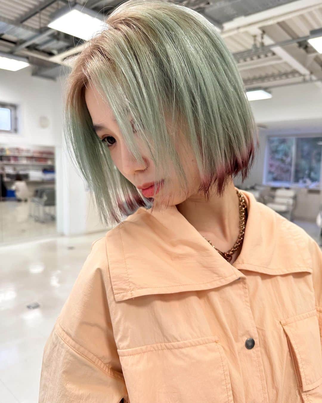 MORIYOSHIさんのインスタグラム写真 - (MORIYOSHIInstagram)「千葉セミナーにて☺️  @aym_chun を　@tsumu_n とルーツカラーからのダブルラインカラーで桜餅みたいに🌸🌿  こちらのオススメのメニューはカットハイブリーチカラーカラーバタートリートメントになります☝️  ブリーチの回数、予約するときのメニュー、料金、色落ちなどわからないことはご気軽にDMにてご相談下さい‼️  艶ハイトーンを体験したい方や 色落ちの綺麗なカラーはMORIYOSHIにお任せください💪」3月29日 21時34分 - moriyoshi0118