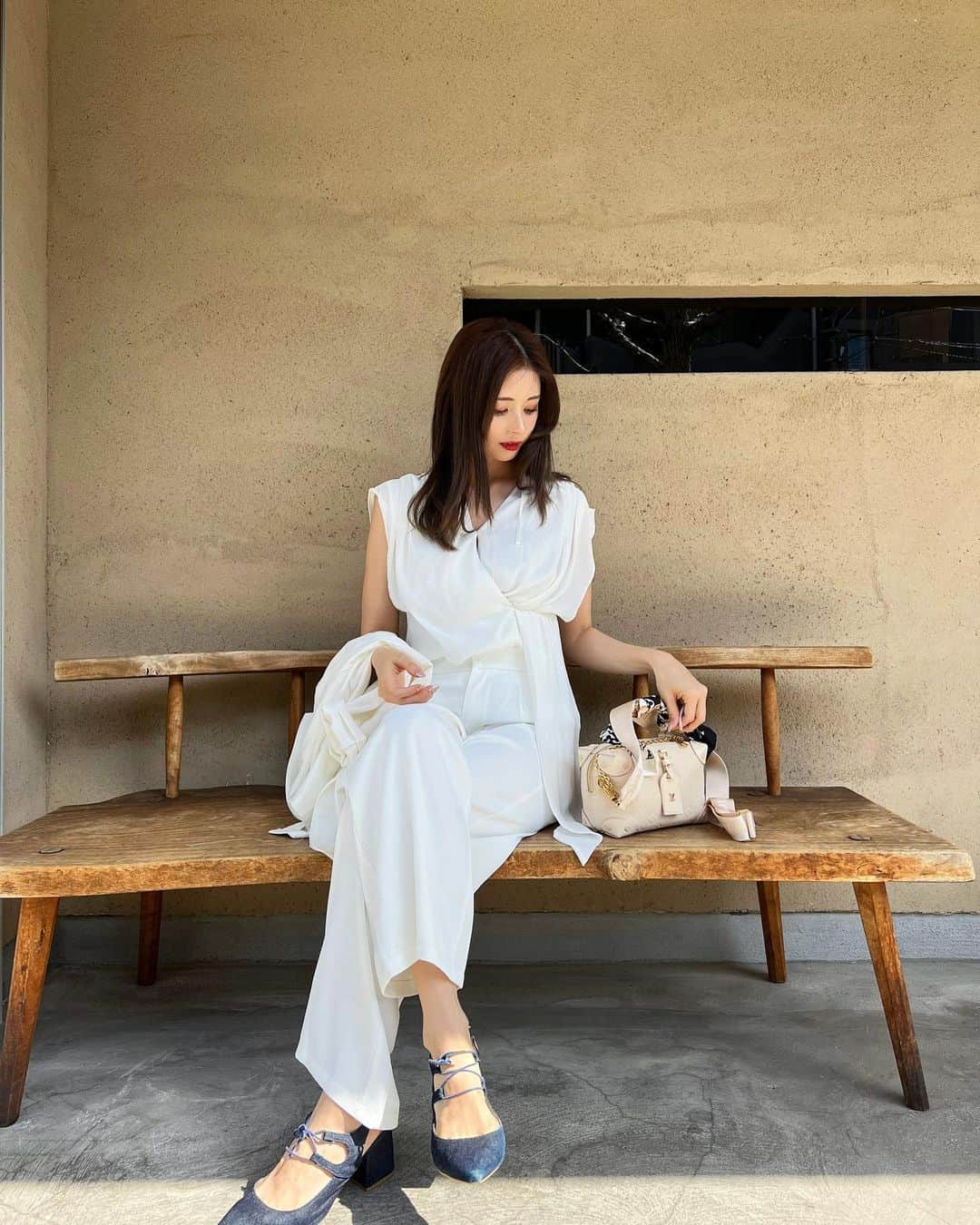 得あゆさんのインスタグラム写真 - (得あゆInstagram)「パンツコーデ🤍💭 @spicaglow  ここ可愛いからよく買います🤍 昔から見てくれてる子は知ってるかw  ⁣1000円引きのクーポンコードあるよ！✨ ⁣　→クーポンコード：fsg11  ・ ・ ・ ・ ・ ・ ・ ・ ・ ・ ・ ・ ・ #spicaglow#spicaglowstyle#パンツコーデ#セットアップ#ママコーデ#ママファッション#ママライフ#春服#春コーデ#お花見#お花見コーデ#春服コーデ#子育てママ#ママコーディネート#入園式#入園式コーデ#入園式ママコーデ#関西ママ#大阪ママ#大人カジュアルコーデ#パンプス#着痩せコーデ#着回しコーデ#着回しアイテム#着痩せ#アラサーコーデ#産後ダイエット#脚長効果#二の腕痩せ#休日コーデ」3月29日 21時35分 - tokuayu819