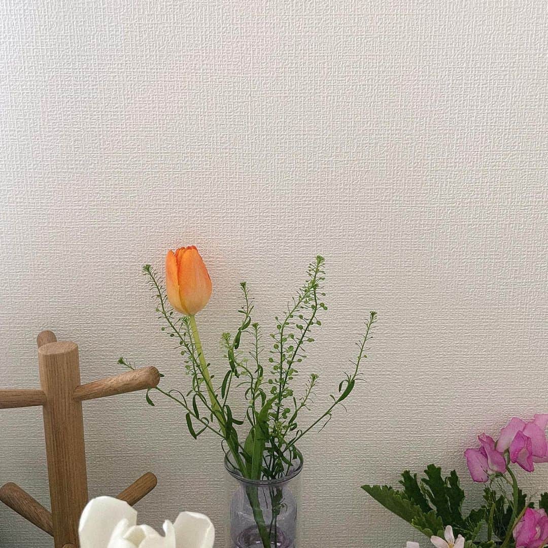 村濱遥さんのインスタグラム写真 - (村濱遥Instagram)「かわいい かわいい お家のすきゾーン　〜🌼  見てるだけで癒されるし、 明るい気持ちになれるね🥳✨  お花頂くたびに かわいい花瓶も欲しくなる☻笑」3月29日 21時29分 - _mura_hama