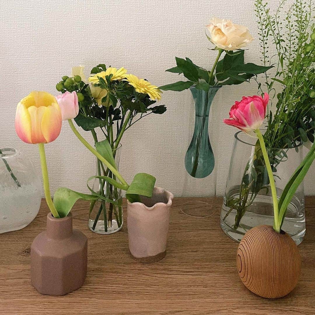 村濱遥さんのインスタグラム写真 - (村濱遥Instagram)「かわいい かわいい お家のすきゾーン　〜🌼  見てるだけで癒されるし、 明るい気持ちになれるね🥳✨  お花頂くたびに かわいい花瓶も欲しくなる☻笑」3月29日 21時29分 - _mura_hama