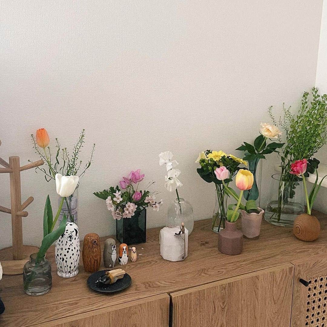 村濱遥のインスタグラム：「かわいい かわいい お家のすきゾーン　〜🌼  見てるだけで癒されるし、 明るい気持ちになれるね🥳✨  お花頂くたびに かわいい花瓶も欲しくなる☻笑」