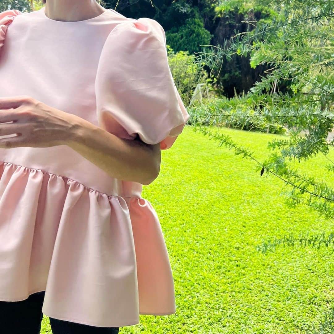 Tsuru by Mariko Oikawaのインスタグラム：「puff sleeve blouse.  フワッと広がるシルエットが目を惹く春色ブラウス。 ハリコシがある生地が上質で品よく見せてくれる一枚。 顔周りを明るく見せてくれるピンクカラーで気分を上げて♪  Eleonore ¥25,300（tax in）  #tsuru #tsurubymarikooikawa #2023ss」