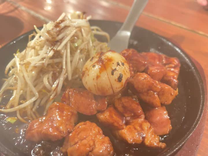 ロシアン佐藤のインスタグラム：「去年行ったよシリーズ🫶🏻  #いつかの美味しいシリーズ   トンテキ食堂なかむらさん  トンテキがマジで！マジで美味しかった🥹🫶🏻🫶🏻🫶🏻🫶🏻🫶🏻 分厚くてぷりぷりジューシーでした。  わたしはここで一緒に行ったはつみさんと発酵の話が盛り上がって沼にハマったのでした。  愛しきかな発酵沼🤲🤲 #トンテキ食堂なかむら」