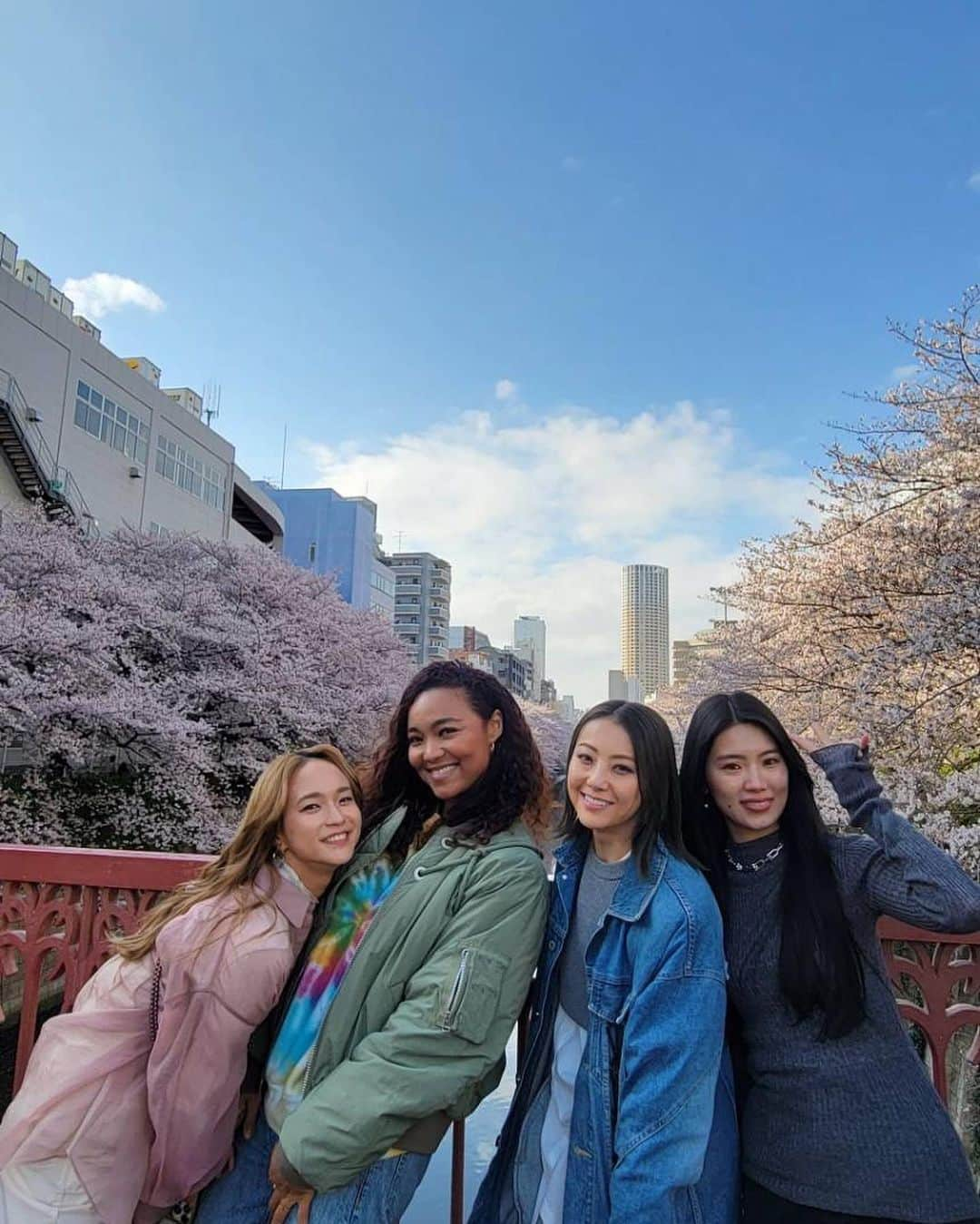 レオラさんのインスタグラム写真 - (レオラInstagram)「昨日は久しぶりにこのメンバー💓  撮影の合間にお花見散歩🌸 楽しかったー☺️ 目黒川は今年も綺麗でした！！」3月29日 21時30分 - leola_official