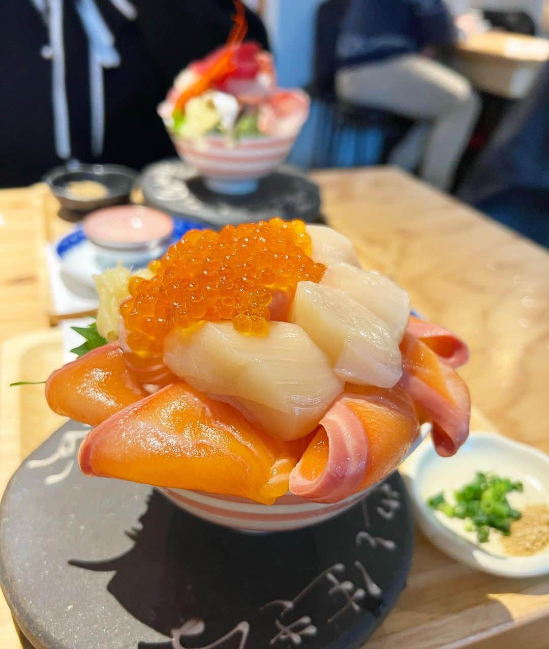 中島彩のインスタグラム：「北海道旅のキロク📝 長男が動画作ってくれました💕 →2枚目  #北海道旅行  #札幌ランチ  #シハチ鮮魚店  #慣声の法則  #sixtones_慣声の法則」