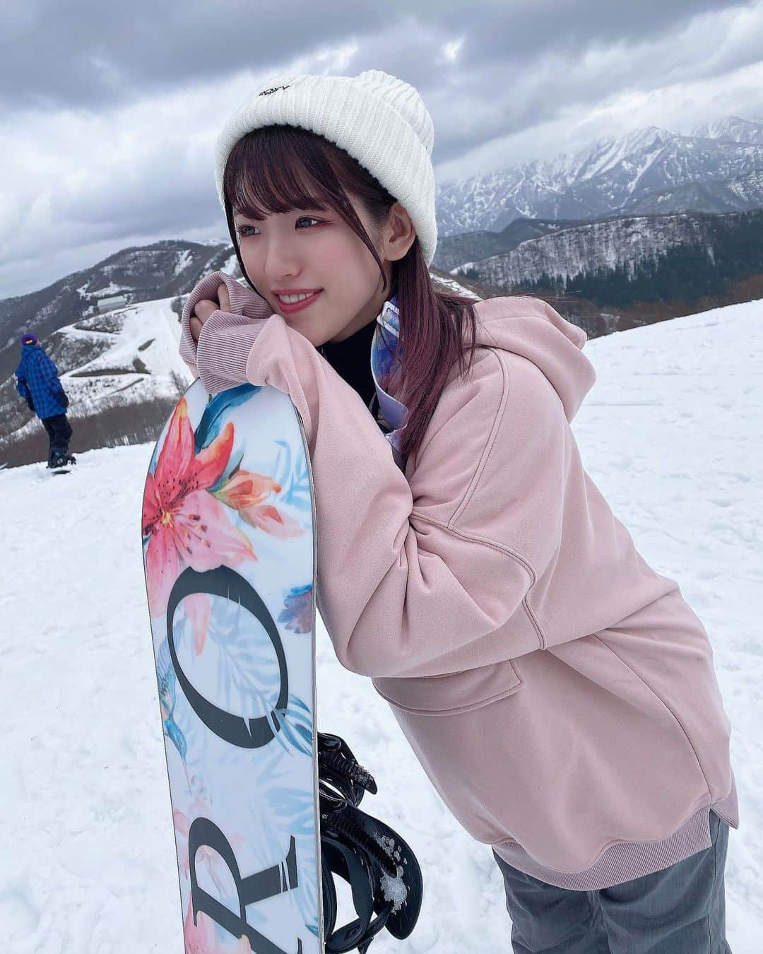 横山なつみさんのインスタグラム写真 - (横山なつみInstagram)「.  今年はスノボたくさん行けた⛄️ もう冬終わっちゃうのかなしいや、、  最後はメンバーと行けたの いちばん嬉しかったなあー、 次のシーズンもみんなでいきたいね🫶🏻  いつか冬の間2ヶ月くらい 新潟住み込みでスノボ漬けの毎日したい🤭  #舞子スノーリゾート #舞子 #スノボ #スノボ女子 #スノボー女子 #新潟 #スキー場」3月29日 21時33分 - ___natsumi327