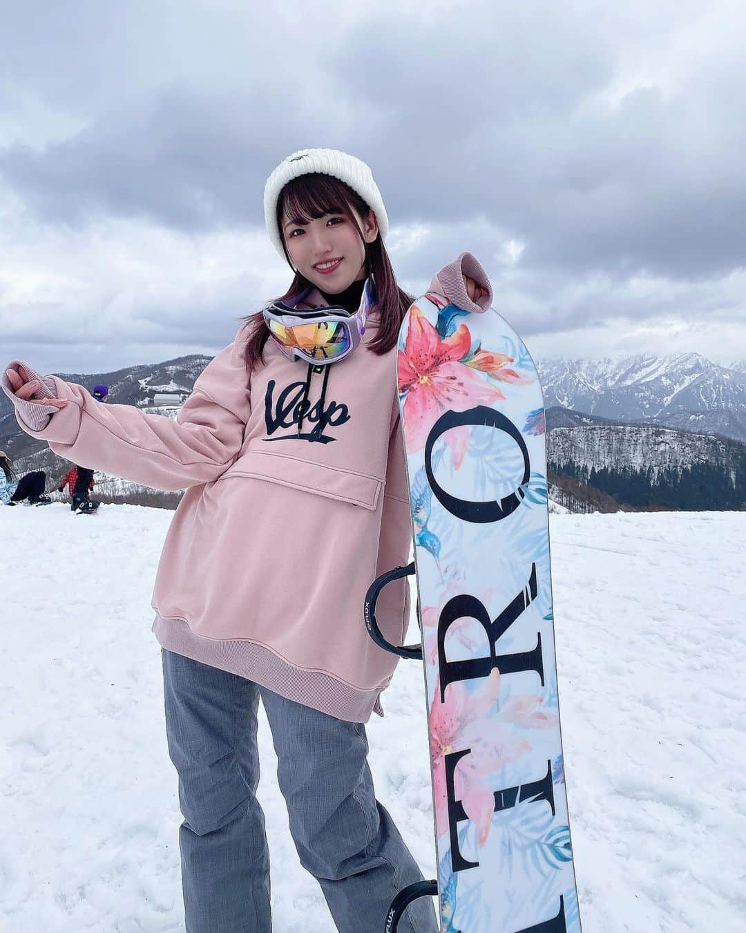 横山なつみさんのインスタグラム写真 - (横山なつみInstagram)「.  今年はスノボたくさん行けた⛄️ もう冬終わっちゃうのかなしいや、、  最後はメンバーと行けたの いちばん嬉しかったなあー、 次のシーズンもみんなでいきたいね🫶🏻  いつか冬の間2ヶ月くらい 新潟住み込みでスノボ漬けの毎日したい🤭  #舞子スノーリゾート #舞子 #スノボ #スノボ女子 #スノボー女子 #新潟 #スキー場」3月29日 21時33分 - ___natsumi327