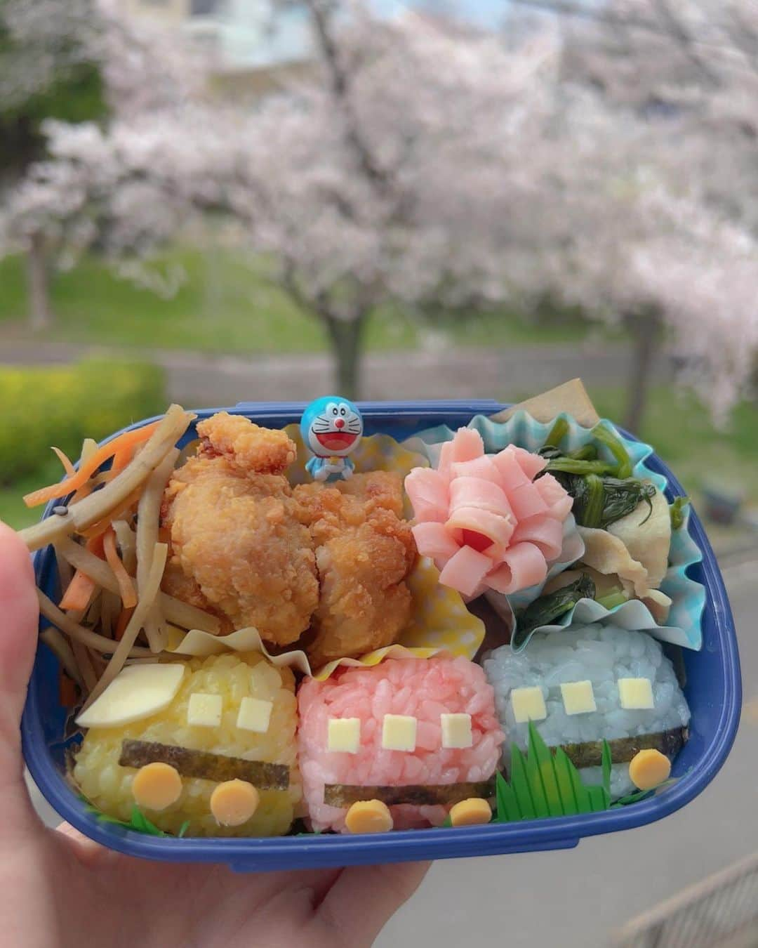 倉岡生夏さんのインスタグラム写真 - (倉岡生夏Instagram)「🌸🚃🍱　 ・ 今週が桜の最後の見頃そう〜🌸 部屋からちょうど桜が見えるのでお弁当と😊カラフル電車🚃だよ♪最近は簡単弁当ばかりです😓 ・ 週末はお花見予定だからそれまで桜もってほしいなぁ🌸 ・ ・ みなさんはお花見しましたか？😊 ・ ・ ・ ・ ・  #電車好き #簡単弁当 #おべんたぐらむ #おべんたー #おべんとう日記 #おべんとう  #お弁当記録 #乗り物好き #キャラ弁 #お弁当作り楽しもう部 #お弁当日記 #お弁当部 #幼稚園弁当 #子ども弁当#男の子弁当 #簡単弁当 #キャラ弁部 #キャラ弁簡単 #花見弁当 #花見 #桜 #春休み #春休みの過ごし方 #お弁当生活 #花見🌸 #sakura🌸 #sakura #japanflower #japanesefood」3月29日 21時34分 - kinatty.land