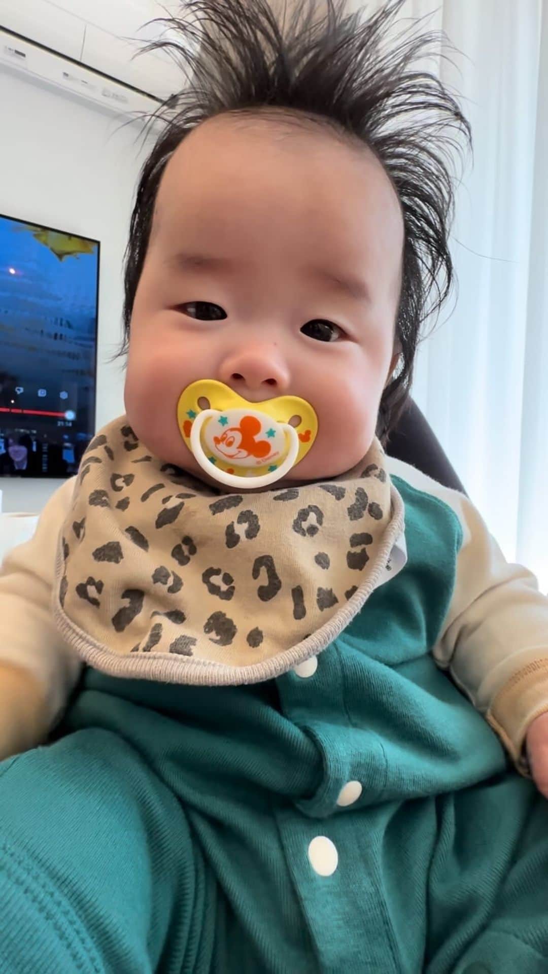 朋未のインスタグラム：「ねてるじかん.２ （2023.1〜2023.3）  春からは復職＆保育園 寂しくなった時に見る用。」