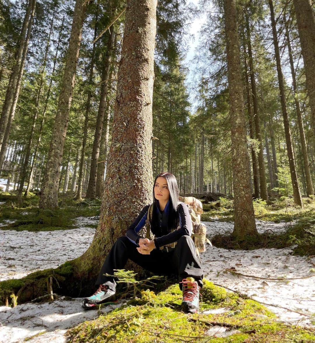 のインスタグラム：「“Into the forest I go to loose my mind and find my soul….”  Half way through a 6 hour high altitude hike, I take a moment to pause and offer gratitude for all the wonderful things I have experienced in my journey.  As I said before, despite being obsessed with high heels life is certainly better in hiking boots !   Photograph | @haag.peter ♥️🤍♥️  #gratitude #hiker #hikergirl #hikersofinstagram #austria #celinajaitly #celinajaitley #bollywood #celinainnature #naturelovers #mountainlife #austriangirl」