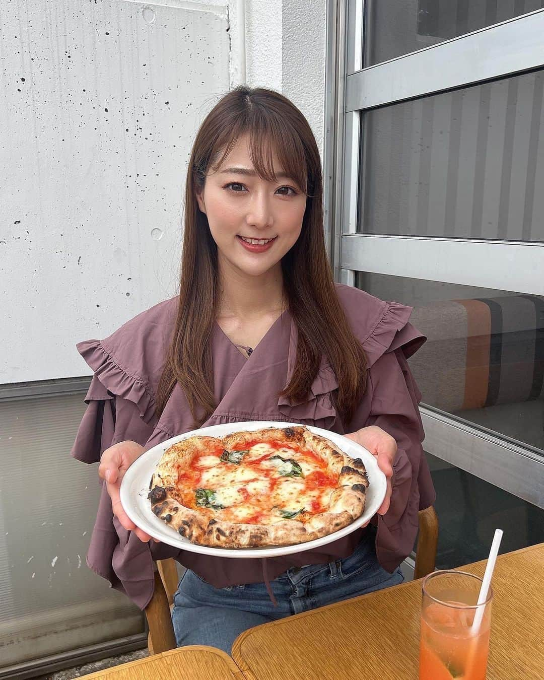 佐々木もよこさんのインスタグラム写真 - (佐々木もよこInstagram)「【PIZZA MAFIA TOKYO】  🚃桜新町　徒歩2分🫧  🌷家族、友人  🐶テラス席のみ犬OK  駅から歩いてすぐのところにあるピザマフィアトーキョー。入り口にはかわいいTOGOのカウンターもありました！  この日は友人と3人と犬2匹で来訪。 テラス席を予約して13時に伺ってラストオーダーは14:30に焼けるまで🍕 食べログなどには書いてありませんでしたがテラス犬OKでしたありがたい🥹🫶💕  ドリンクはビール、ハイボール、ワイン、ボトル等もあります。ソフトドリンクの種類も豊富◎  ✔︎マリナーラ(1560円)  スライスニンニクが効いていて生地そのものがとってもおいしく味わえる一枚。 トマトソースの少しの酸味と甘みが塩の効いた生地と合わさると永遠に噛んでいたいループに入ります🤤  ✔︎エビとパクチー(2290円)  わたしはパクチーが苦手なので避けていただきましたが、それでも新しいピッツァの味でおいしかった！ライムを絞ってピリ辛甘いチリソースをかけると不思議な味わいに！アジアン！ 友人はパクチーも美味しい！と感動していました。  ✔︎グリーンペッパーとマスカルポーネ(2080円)  ここに行くと必ず毎回食べる一枚。 クリーミーーーー！！！な中に時々いるグリーンペッパーのピリっとした存在が最高の瞬間。 これは1人一枚がいいです😎  ✔︎マッシュルームのビスマルク(2280円)  一番人気メニュー！ これでもか！の薄切りマッシュルームは生なので香りがよい🤍温泉卵をたっぷりと混ぜてジューシーな一枚に！食感もいいよ🙆‍♀️  ✔︎りんごのピザ(2080円)  デザートピザが最初からメニューにあるのはいいね！この一枚をゴールにチョイスしてきました！笑 りんご、リコッタ、バニラアイスにはちみつとシナモンがかかっています。 子供も好きそう💕  友達のかわいいわんちゃんがピッツァの香りかいどるww🤣💕💕  𑁍𓏸𓈒𓂃𓂃𓂃𓂃🕊𑁍𓏸𓈒𓂃𓂃𓂃𓂃🕊  営業時間  ＜ランチタイム＞ 11:30～14:30(LO 14:00) ＜ディナータイム＞ 17:30～21:00(LO 20:30) 日曜営業  定休日　無休  📍東京都世田谷区桜新町2-2-11  📞 050-5596-1065  𑁍𓏸𓈒𓂃𓂃𓂃𓂃🕊𑁍𓏸𓈒𓂃𓂃𓂃𓂃🕊  #ピザ姫#ピザ#ピッツァ#ピザマニア#ピザ好き#イタリアンピッツァ#ピッツァマニア#ピザランチ#ピザ屋#ピザ部#桜新町ピザ #桜新町ランチ#桜新町グルメ#テラス犬ok #pizza#pizzamania#pizzalover#pizzanapoletana#instapizza」3月29日 21時45分 - moyoko_pizza