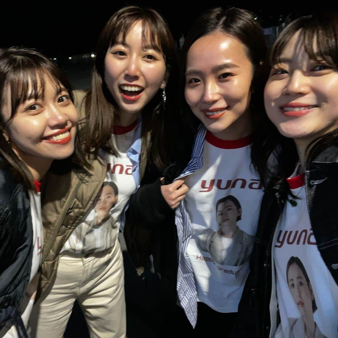 高橋佑奈さんのインスタグラム写真 - (高橋佑奈Instagram)「もうね、、、愛ですよ！！！！ らぶ！ラブすぎる🫶😭😭❤️‍🔥  寒いのにいきなり暑いと言い出して 3人ともこのTシャツ着てるんですよ！  首元から赤いライン見えてたけど、 みんなオシャレだしなんっっにも気にしてなかった😳  嬉しさと驚きで混乱してたら 暑いよね？って私もTシャツいただきました(自分のコンポジ笑)  こんなに愛で溢れていて幸せです みんな大好きーーーー🫶🫶❤️‍🔥😘」3月29日 21時49分 - yuuuunadon