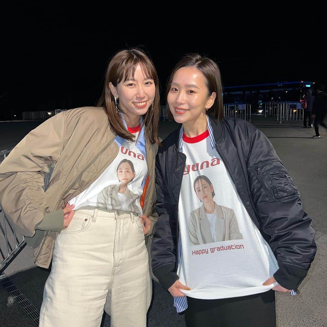 高橋佑奈さんのインスタグラム写真 - (高橋佑奈Instagram)「もうね、、、愛ですよ！！！！ らぶ！ラブすぎる🫶😭😭❤️‍🔥  寒いのにいきなり暑いと言い出して 3人ともこのTシャツ着てるんですよ！  首元から赤いライン見えてたけど、 みんなオシャレだしなんっっにも気にしてなかった😳  嬉しさと驚きで混乱してたら 暑いよね？って私もTシャツいただきました(自分のコンポジ笑)  こんなに愛で溢れていて幸せです みんな大好きーーーー🫶🫶❤️‍🔥😘」3月29日 21時49分 - yuuuunadon