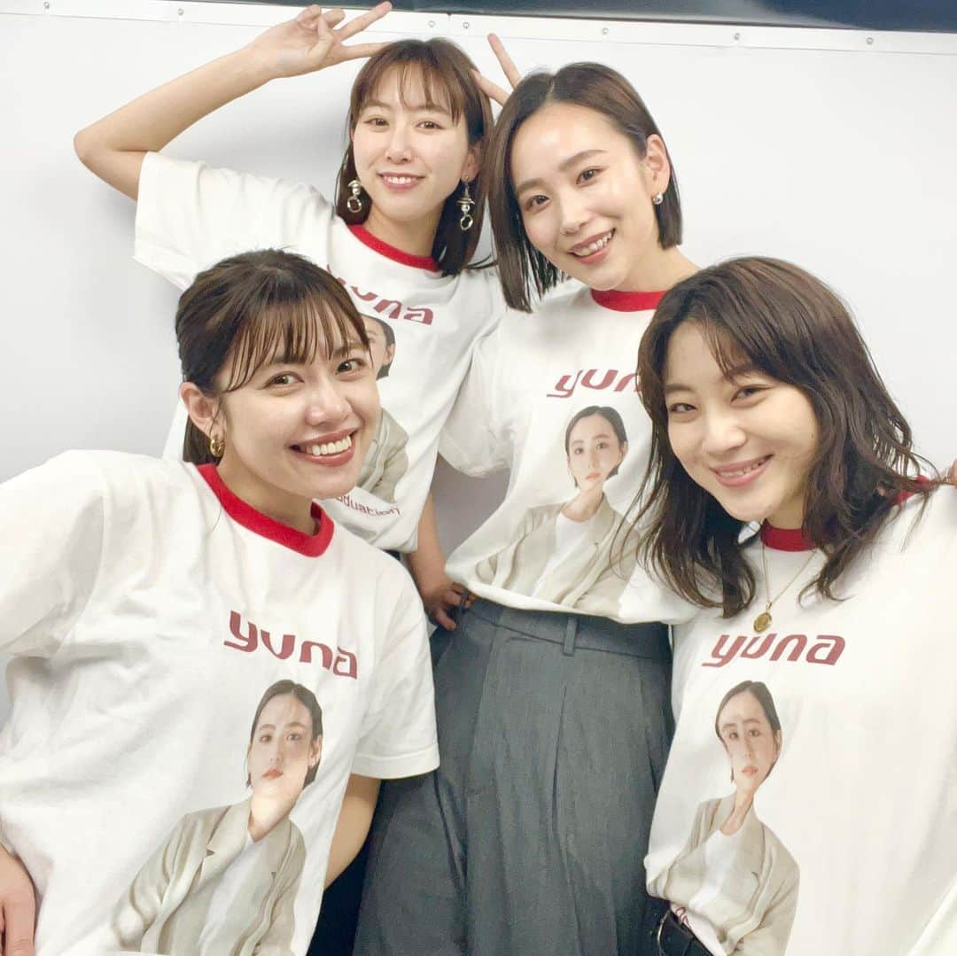 高橋佑奈さんのインスタグラム写真 - (高橋佑奈Instagram)「もうね、、、愛ですよ！！！！ らぶ！ラブすぎる🫶😭😭❤️‍🔥  寒いのにいきなり暑いと言い出して 3人ともこのTシャツ着てるんですよ！  首元から赤いライン見えてたけど、 みんなオシャレだしなんっっにも気にしてなかった😳  嬉しさと驚きで混乱してたら 暑いよね？って私もTシャツいただきました(自分のコンポジ笑)  こんなに愛で溢れていて幸せです みんな大好きーーーー🫶🫶❤️‍🔥😘」3月29日 21時49分 - yuuuunadon