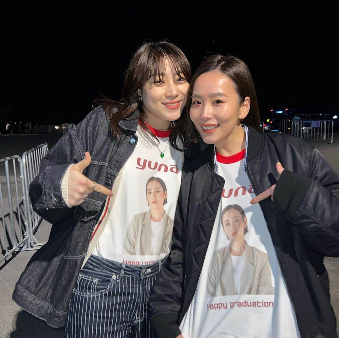 高橋佑奈さんのインスタグラム写真 - (高橋佑奈Instagram)「もうね、、、愛ですよ！！！！ らぶ！ラブすぎる🫶😭😭❤️‍🔥  寒いのにいきなり暑いと言い出して 3人ともこのTシャツ着てるんですよ！  首元から赤いライン見えてたけど、 みんなオシャレだしなんっっにも気にしてなかった😳  嬉しさと驚きで混乱してたら 暑いよね？って私もTシャツいただきました(自分のコンポジ笑)  こんなに愛で溢れていて幸せです みんな大好きーーーー🫶🫶❤️‍🔥😘」3月29日 21時49分 - yuuuunadon