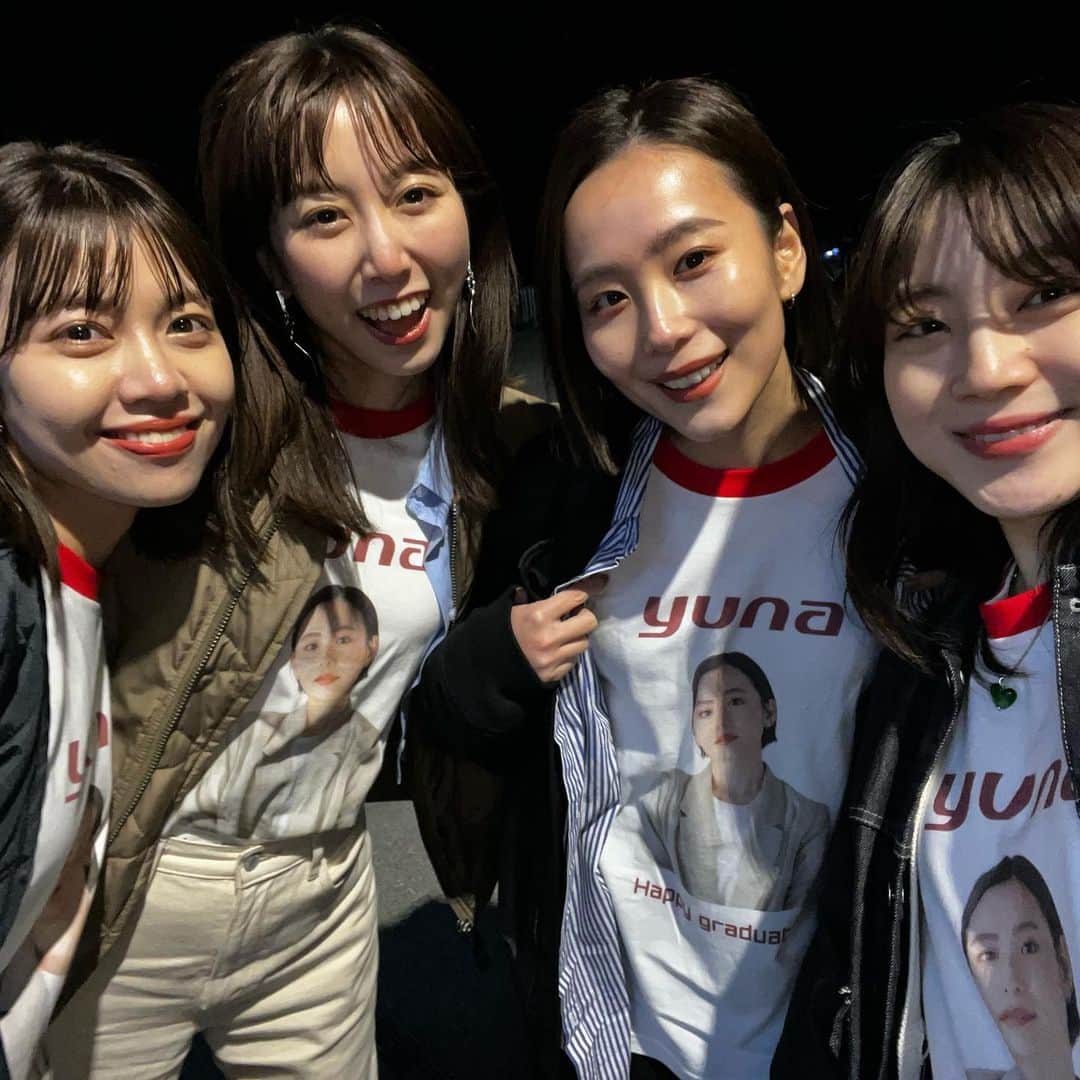 のインスタグラム：「もうね、、、愛ですよ！！！！ らぶ！ラブすぎる🫶😭😭❤️‍🔥  寒いのにいきなり暑いと言い出して 3人ともこのTシャツ着てるんですよ！  首元から赤いライン見えてたけど、 みんなオシャレだしなんっっにも気にしてなかった😳  嬉しさと驚きで混乱してたら 暑いよね？って私もTシャツいただきました(自分のコンポジ笑)  こんなに愛で溢れていて幸せです みんな大好きーーーー🫶🫶❤️‍🔥😘」