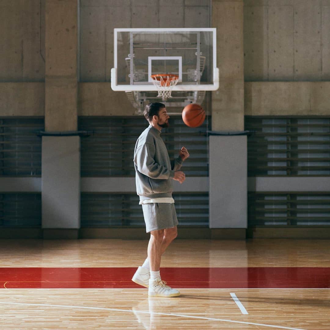 ザック・バランスキーのインスタグラム：「レトロでスタイリッシュ。 俺のバスケと一緒。  あ、俺のバスケは泥臭いか。笑  adidas BASKETBALL THE 2023 COLLECTION:Chapter02 #RememberTheWhy #adidasBasketball @adidastokyo」