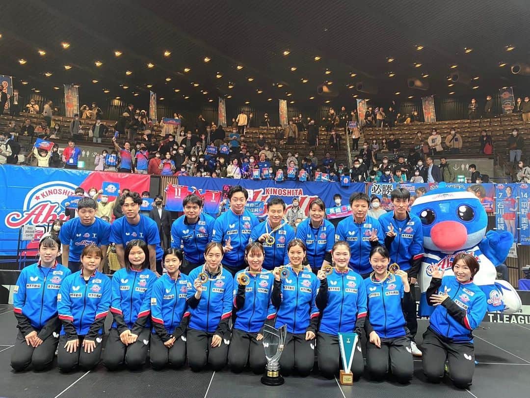 平野美宇のインスタグラム：「Tリーグ5th応援ありがとうございました📣  私自身初めて木下アビエルから参戦したシーズンでしたが、このチーム、メンバーで優勝出来たこと、とても嬉しいです🏆  ファイナルでは私は負けてしまったのですが、チームのみんなの活躍が本当にカッコよかったです！！  そして木下アビエルを応援してくださったファンの皆様の声援がとても力になりました✊  来シーズンも沢山の方に見て頂けるよう成長した姿をお見せできるよう頑張ります。」