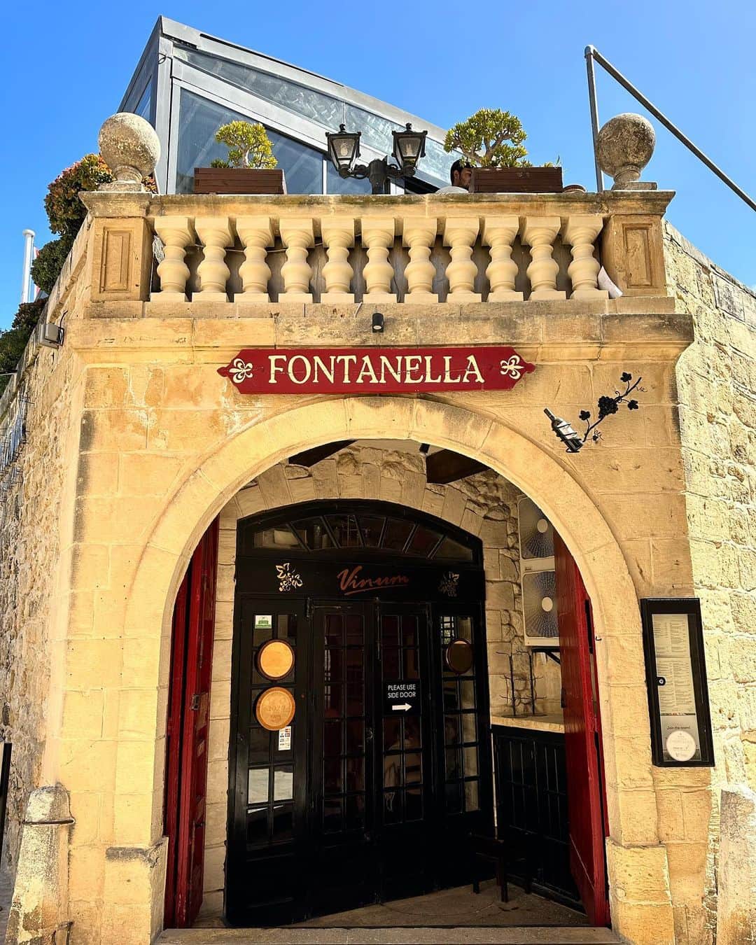 水越愛華さんのインスタグラム写真 - (水越愛華Instagram)「📍Mdina, Malta ☕️Fontanella  素晴らしい景色を見ながら4時間お喋り🤭💗🍰  #malta#mdina #fontanella」3月29日 21時55分 - iamemika21