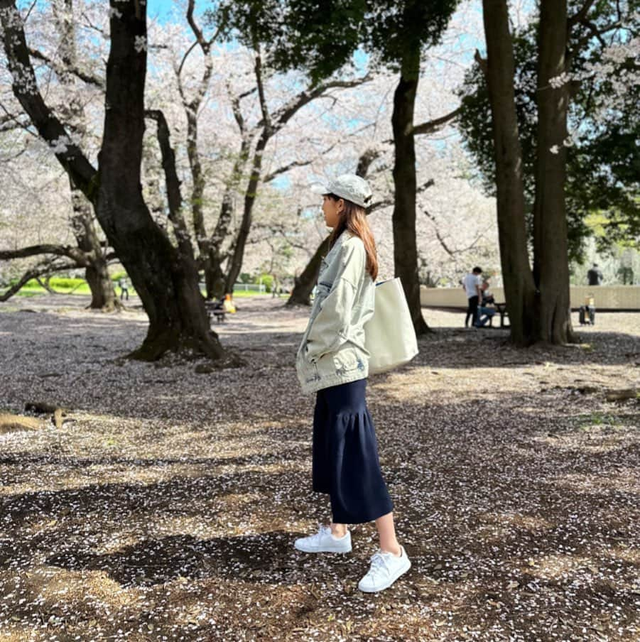 Mai Yamadaさんのインスタグラム写真 - (Mai YamadaInstagram)「桜、間に合った🌸  今年はたくさんの人が桜の下で宴してて それ見てるだけでなんか泣いちゃいそうだったな。  数年愛用してる#cos の帽子、お花見の時毎年かぶってる気がする笑  #お花見#花見 #桜 #砧公園 #大好きな場所 #幸せ #春 #おでかけ #休日 #dayoff #spring #cherryblossom  #カジュアルコーデ #ootd #スニーカー  #帽子好き#帽子」3月29日 21時56分 - yamadamai_719