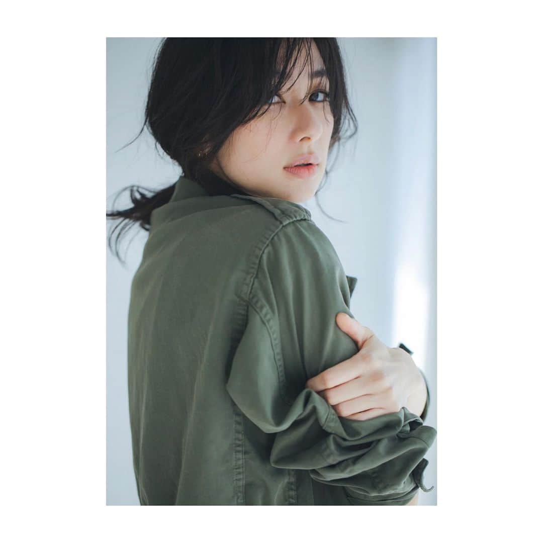 美保なな実のインスタグラム：「お久しぶりです🤗  先日させて頂いたお仕事の写真が好きすぎて🤍  せっかくなので、ここに残させてもらいたい🥰  数年間やらせてもらってるパンツのブランドさんのお仕事だよ！ Takumiba https://takumiba.com」