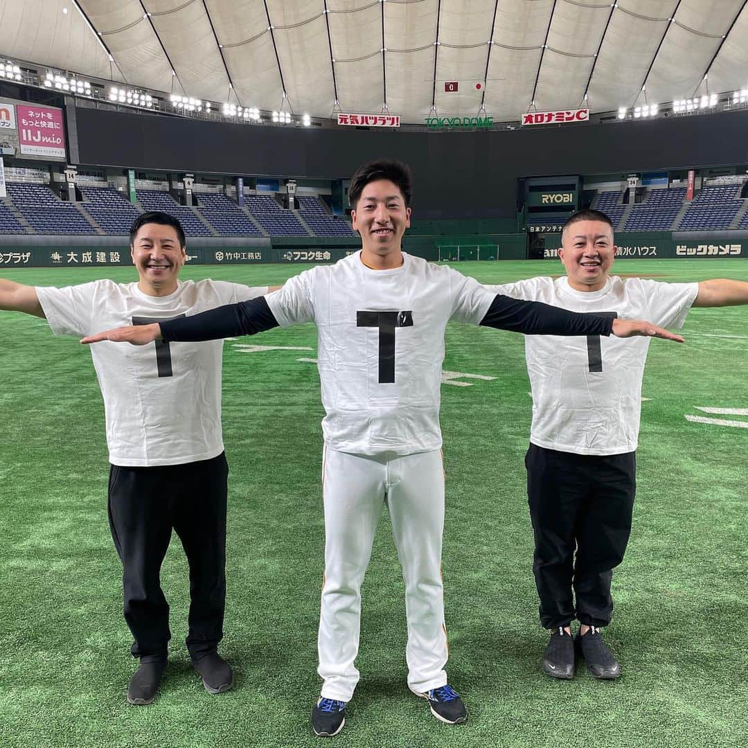 長田庄平さんのインスタグラム写真 - (長田庄平Instagram)「大勢選手とTTT兄弟！！  #大勢のT #大勢 #大勢はガチ  #giants #wbc  #侍ジャパン #TT兄弟 #チョコレートプラネット」3月29日 21時58分 - osadashouhei