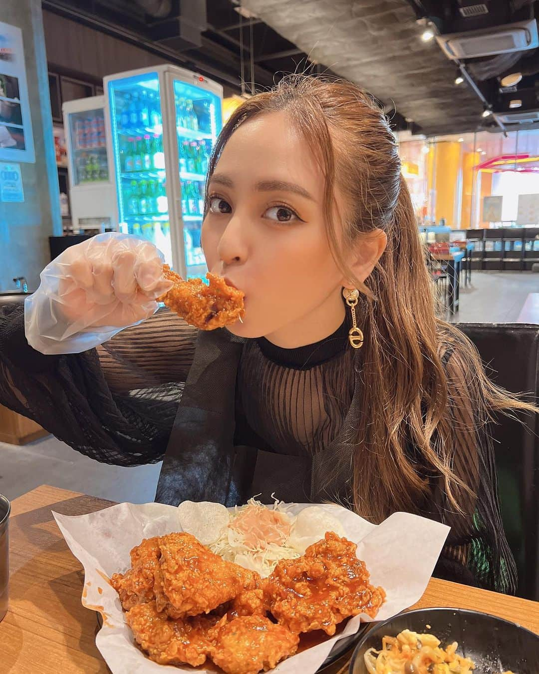 新垣樹里のインスタグラム：「🇰🇷🥹 #3枚目美味しすぎてアホ顔  韓国に行きたい気持ちを 韓国料理屋に行って 行った気にするw  (全然行った気にならんけど むしろ行きたい気持ち増すwww)  ユニバのシティーの中にある店やけど ここいつもあまり混んでないし 美味しいしボリューミーやからすき♡  色んなチキン食べたいから 今度大人数で行きたい🤭  #韓国料理#ヤンニョムチキン」