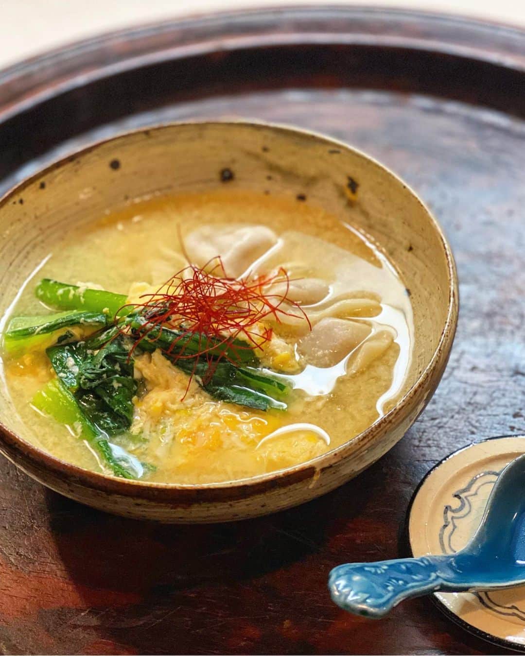 松本孝美さんのインスタグラム写真 - (松本孝美Instagram)「東京は少し晴れ間も見えたけど今日も肌寒い！  筍の硬い部分と牛肉、スナップエンドウはオイスター炒めに  茹でてあった小松菜、チンゲン菜で 冷凍水餃子、卵と中華風スープ　  サラダには飯尾醸造さん @fujisu1893 の紅芋酢で漬けたらっきょうを スライスして加えています  紅芋酢は抗酸化作用がある #アントシアニン が豊富！  #t_mimi_salad  #筍#牛肉#オイスター炒め#スナップエンドウ#スープ#水餃子#小松菜#チンゲン菜#サラダ#らっきょう#紅芋酢#抗酸化作用#アンチエイジング」3月29日 22時10分 - t_mimi1414