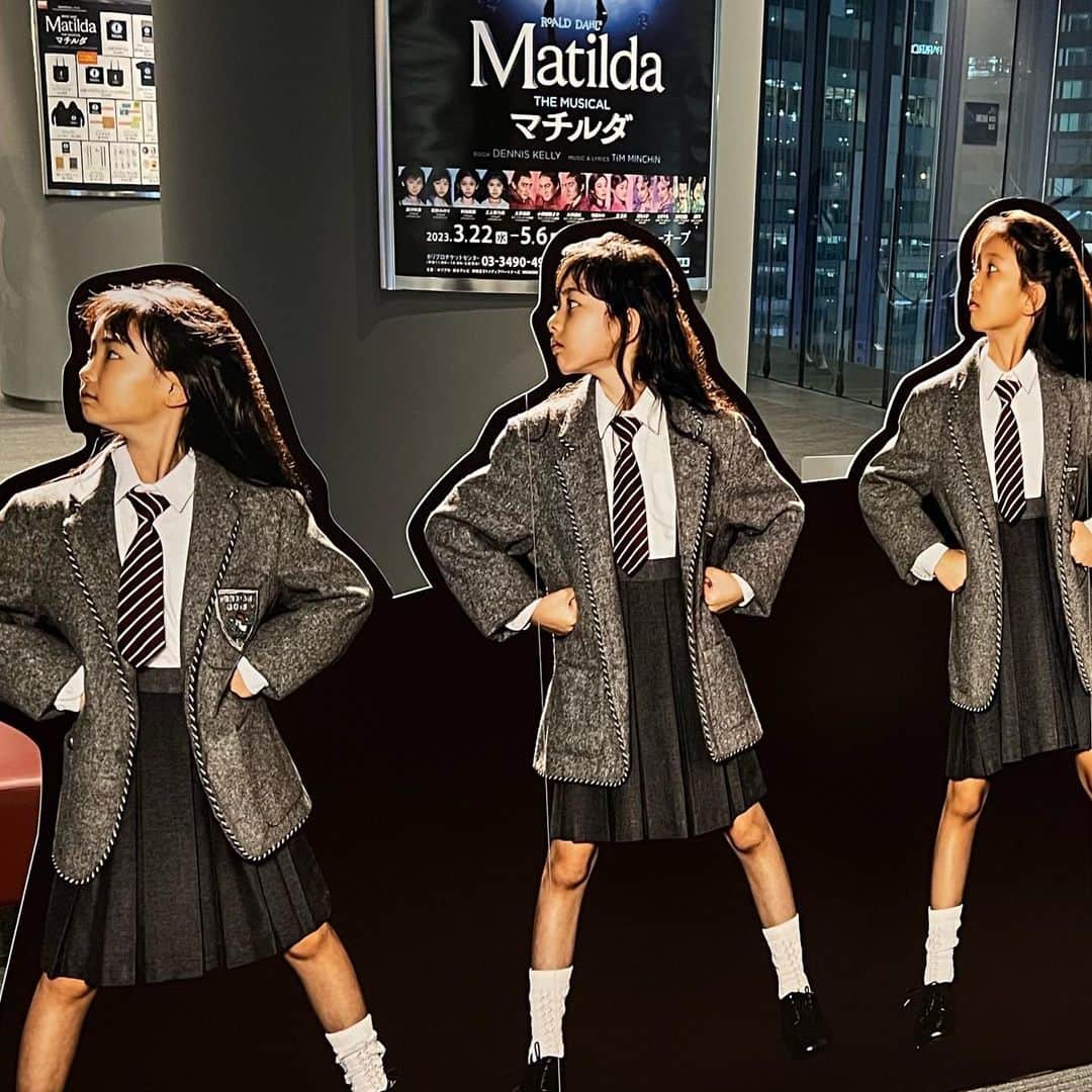 池田鉄洋のインスタグラム：「ミュージカル『マチルダ』で泣いちゃったよ。素晴らしかったよ。霧矢さんのパネルと撮っちゃったよ。  #マチルダ」
