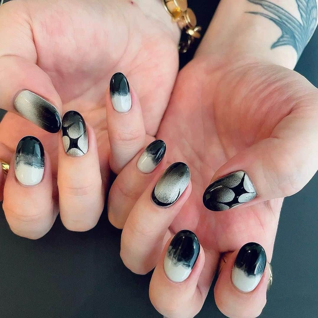 RUKI さんのインスタグラム写真 - (RUKI Instagram)「NEW NAILS🪐  今回の03ツアーで使う予定で新調したイヤモニとそれに合わせたネイル。  ただイヤモニは試運転中でまだ本番に使うに至らなかったから今後に期待🎧  2枚目のは03ラストの豊洲でした。きらりと。  #thegazette #newnails #ruki」3月29日 22時04分 - ruki_nilduenilun