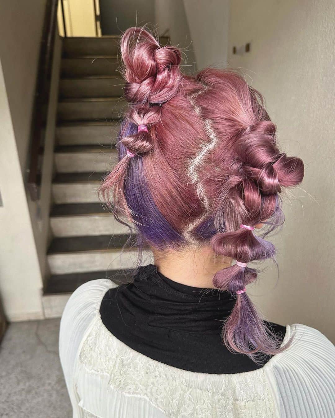 カワノ ヨウヘイのインスタグラム：「✴︎ グレーピンク×ホワイトラベンダー✨ ✴︎ アレンジはその場のフィーリングで✨ ✴︎ ✴︎ キレイに計算して創るアレンジも、その時の感じを大事にするアレンジもどちらも好きです✨ ✴︎ ヘアカラー×ヘアアレンジで120%可愛くなりに来てくださいね✨✨ ✴︎ ✴︎ ✴︎ #ヘアアレンジ#ブリーチカラー#ピンクカラー#ラベンダーカラー」