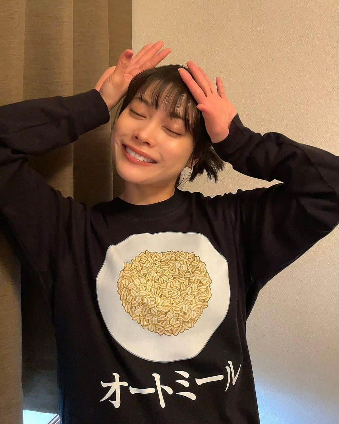 ＹＡＥ【MIO・YAE】のインスタグラム：「今夜23:59〜日本テレビ 『それって⁉︎実際どうなの課』放送です🕊 一緒にリアルタイムで観ましょ〜 感想もたくさん呟いてくれたら嬉しいです♡  #それって実際どうなの課#オートミール#オートミールレシピ#MIOYAE#双子」