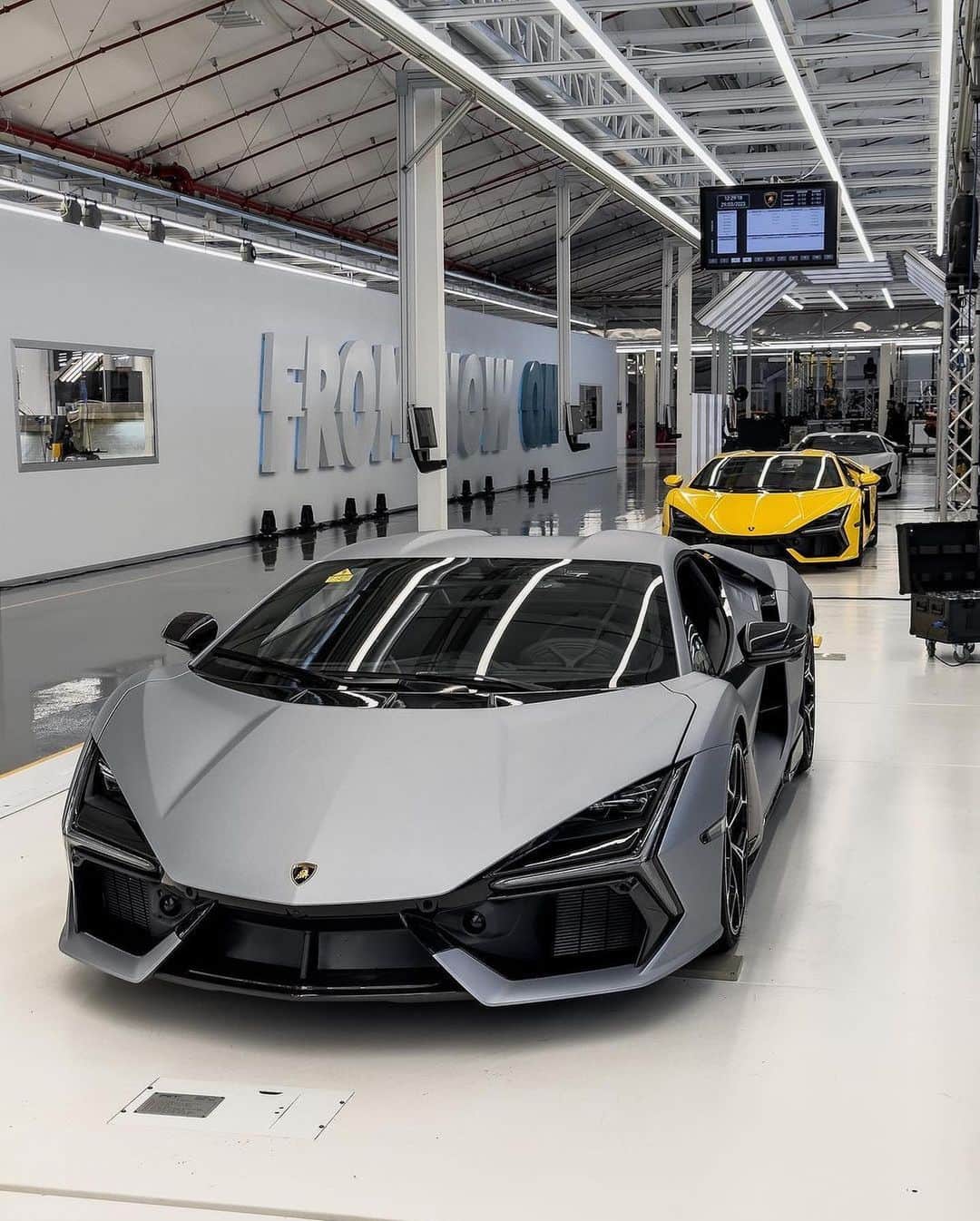 のインスタグラム：「The all-new Lamborghini Revuelto in a couple different specs   📸 @supercarsoflondon   #carswithoutlimits #lamborghini #revuelto #lamborghinirevuelto #lb744 #lamborghiniv12」