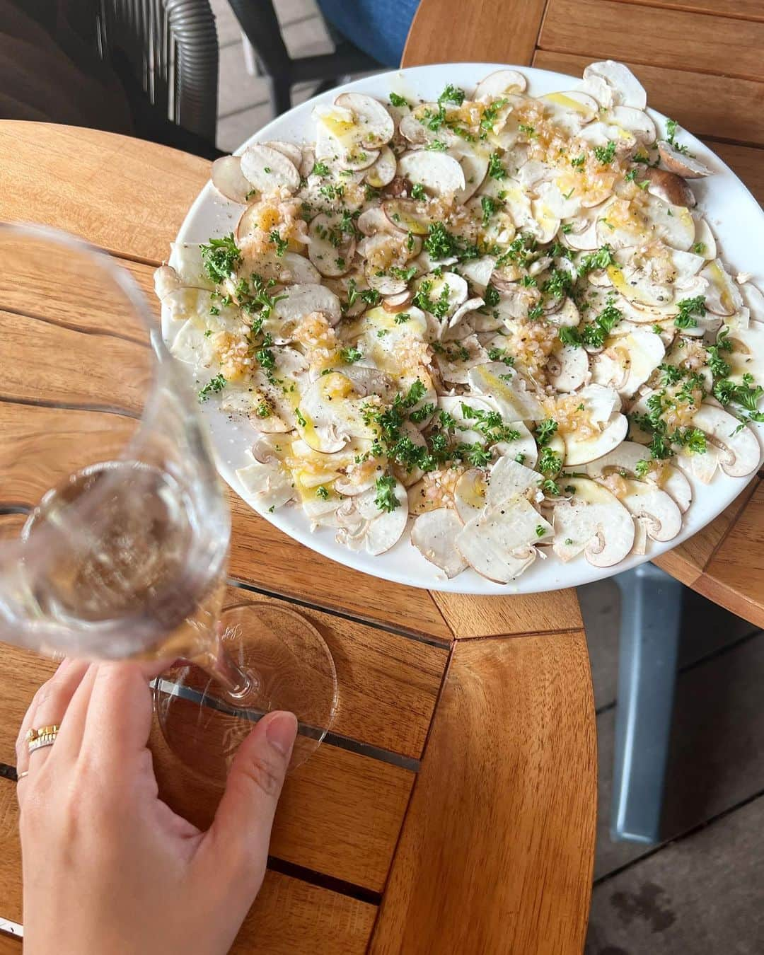 神尾美沙のインスタグラム：「ここのシャンピニオンサラダが好きすぎる🥗！ これ作りたくてスライサーを買った。 これまでスライサーにとてつもない恐怖心があって、千切りの場面が訪れると包丁と右手でなんとか挑んできたんだけど さすがにこの量の、しかもマッシュルームをサラダで食べるための薄切りは手じゃ戦えんよな…と思い、恐怖よりシャンピニオンが勝利。いよいよスライサーを迎えた近頃の私。 ちなみに安全にスライサーを使うためには軍手かゴム手袋をはめるが吉。みたいな知恵をたくさん目にしたので、そうしてみようかな。怖。  この日はゆっこと優香子とランチでした🍸♡」