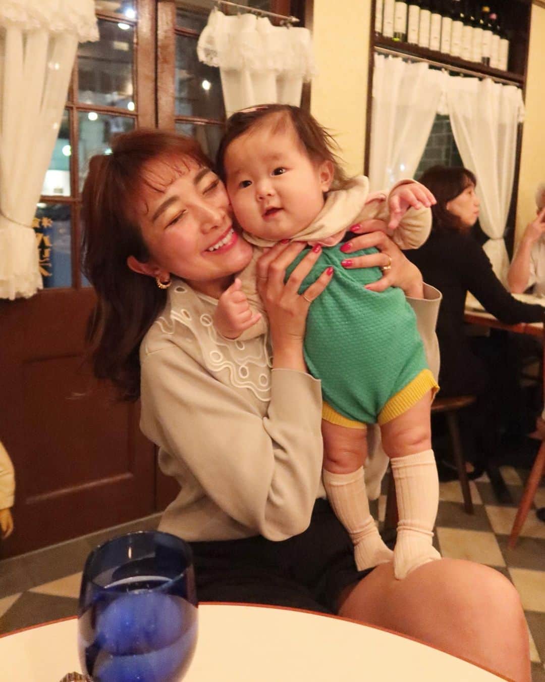 Mai Wakimizuのインスタグラム：「結婚記念日でした♡今年は私も主人も余裕が無く、前日に慌ててお店選び。笑 洋食パリス @paris_boozysで息子と娘にお祝いしてもらいました＼(^o^)／息子が何度もおめでとうと言ってくれてそれが1番嬉しかったな♡なかなか撮れない家族写真も撮れたし♡(9枚目)もう8年かぁ。交際期間入れると13年。喧嘩もするけど、主人の家族になれて2人のママになれて幸せです、とか言ってみたり♡キャ♡ #結婚記念日#結婚8周年#生後8ヶ月#2歳8ヶ月#二児ママ #洋食パリス#神戸」