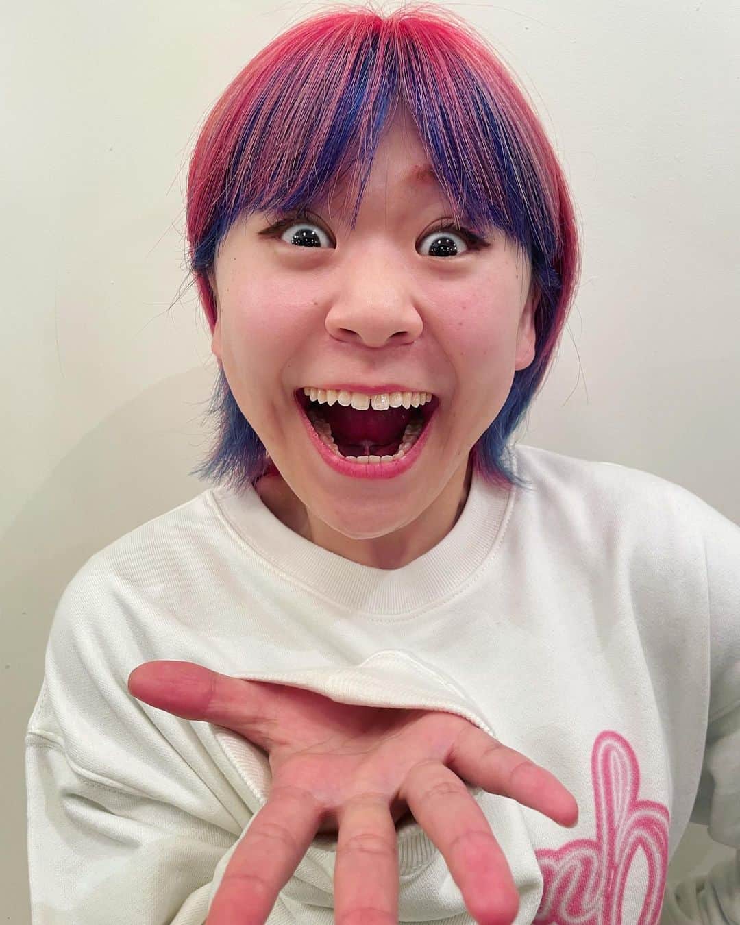 かわなみchoy?のインスタグラム：「🌸 👋choy?👋what's a photo?💥 🌸 🌸 髪色可愛すぎるから FACEぼやけるかも😅😅😅 sorry🤪🤪🤪 🌸 #ちょいぽと #前髪カラー #ストリート #ストリートファッション #ストリートコーデ #ストリート系女子 #streetfashion #派手髪 #派手髪女子 #ピンクヘアー #インナーカラー #ショートウルフ #ボーイッシュ #メンズライク #japanesecomedian #face」
